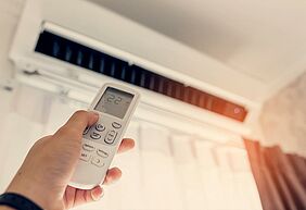 Eine Klimaanlage kühlt, bringt aber keine frische Luft in das Haus.